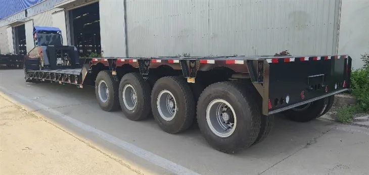 Keturių ašių žemos važiuoklės transportavimo puspriekabė